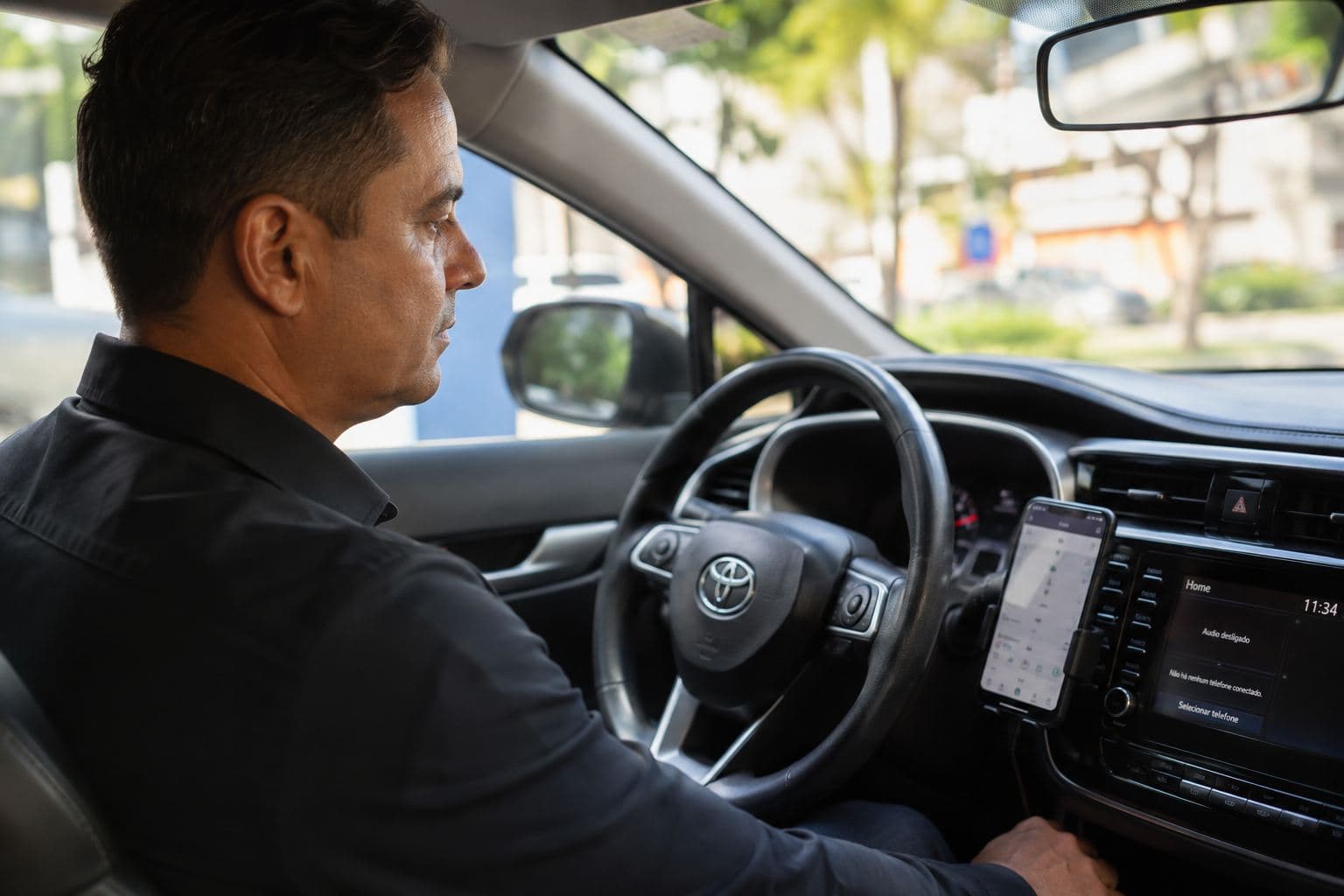 Motorista consultando o painel do app Moova Connect, com a agenda e as propostas de clientes
